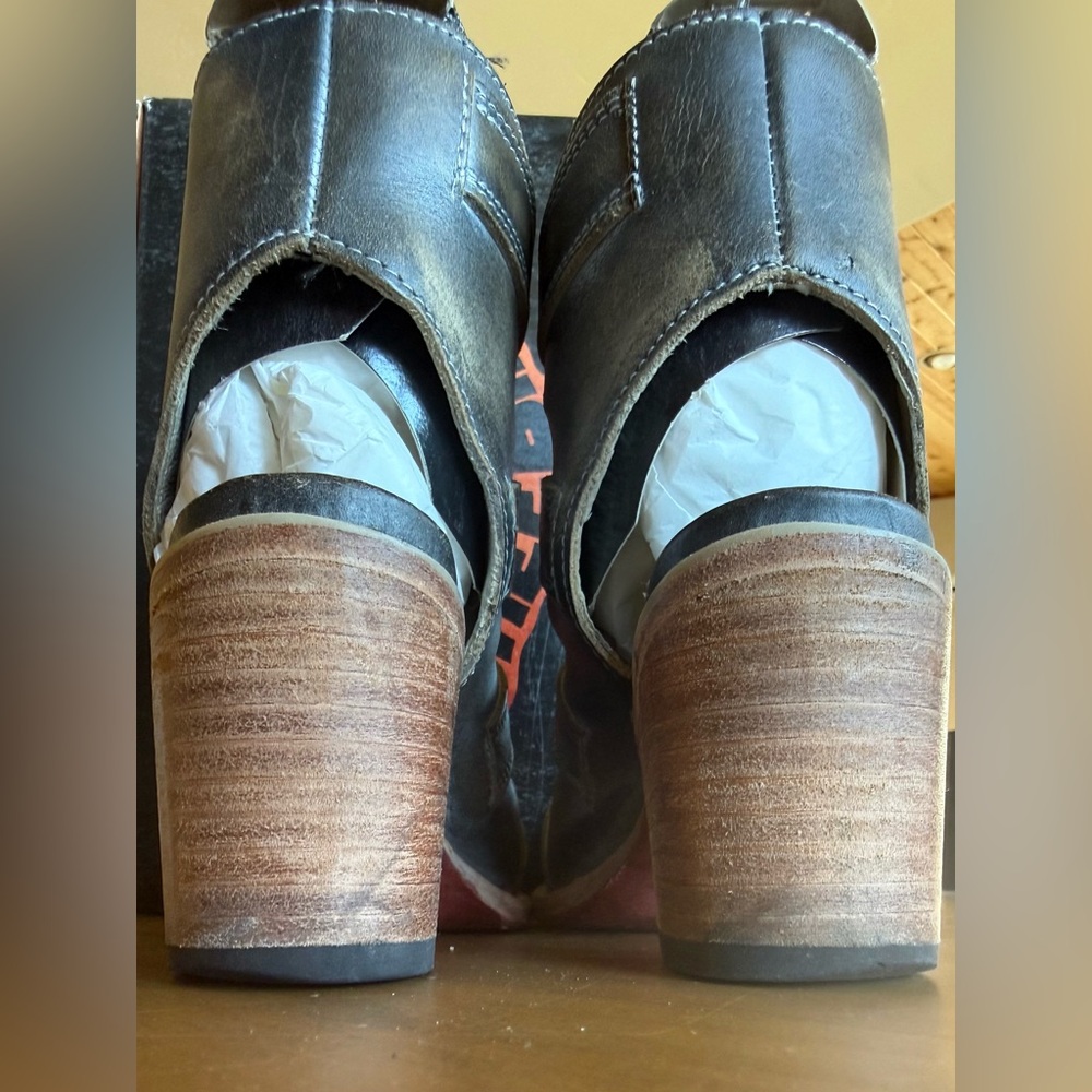 Freebird Quail shoes in Ice. Size 6. - Picture 6 of 12